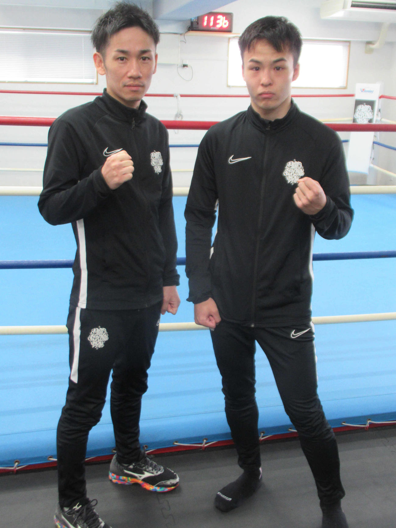 六島ジムからプロデビューする光富（右）。左は武市トレーナー（撮影・実藤健一）