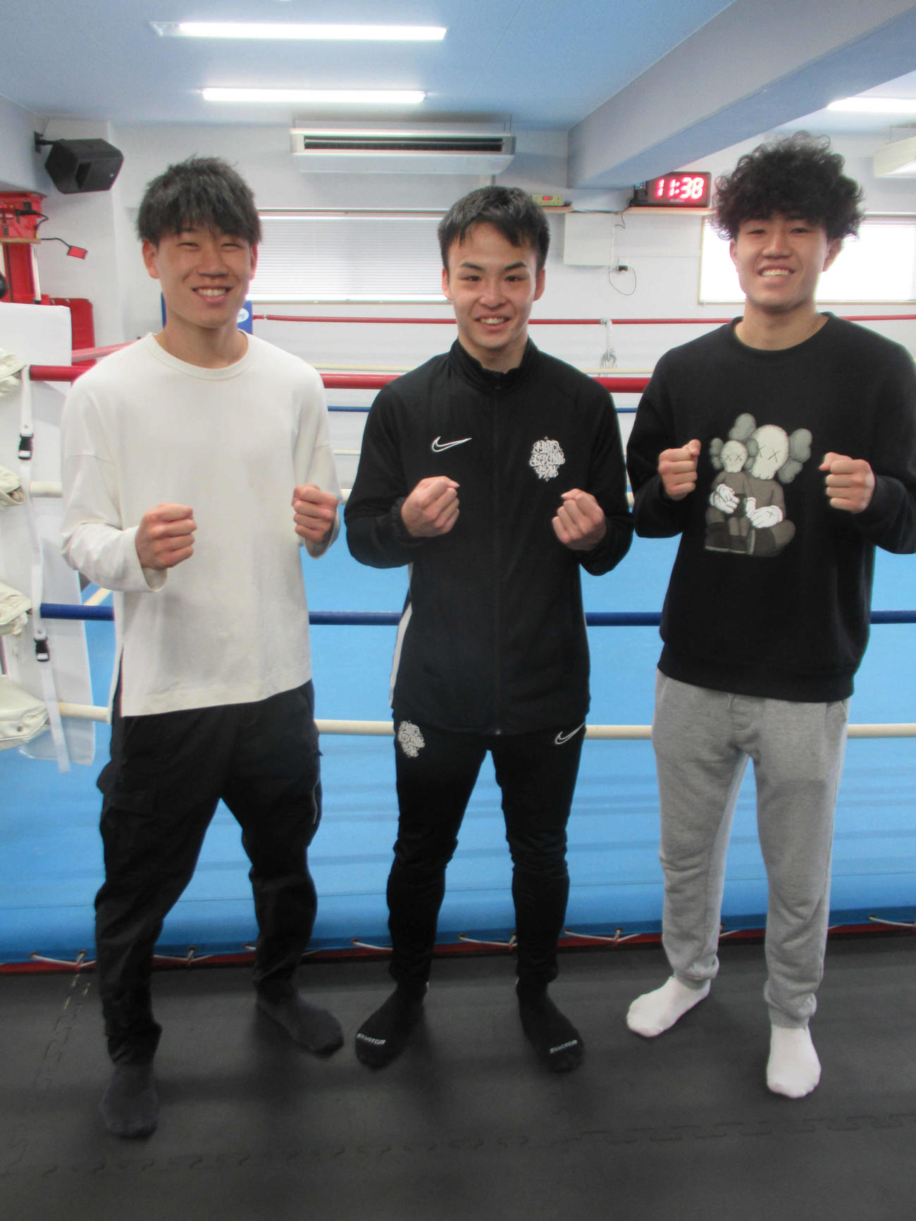六島ジムからプロデビューする光富（中央）と世界挑戦する西田の練習相手を務めた東洋大の中山（右）と大原（撮影・実藤健一）