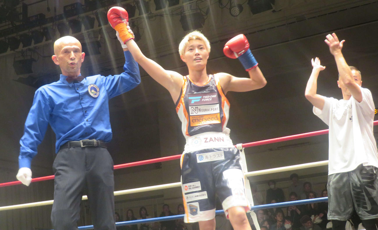 勝ち名乗りを受ける女子世界選手権胴メダルなどアマ8冠の和田まどか（中央）