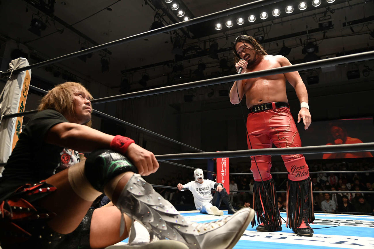 リング上で内藤哲也に話しかける辻陽太（右）（写真提供・新日本プロレス）