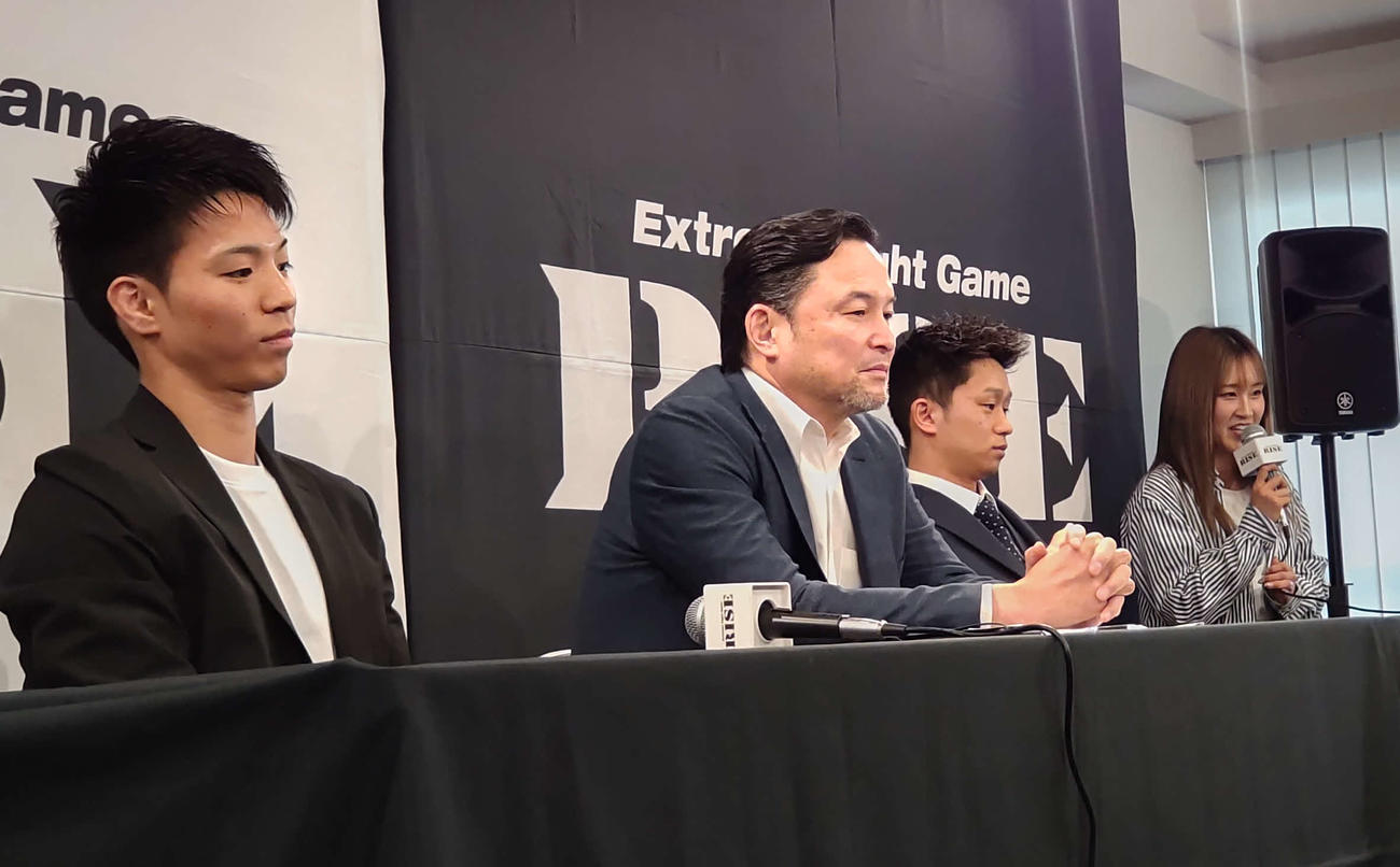 会見に参加した（左から）麗也、RISE伊藤代表、酒井柚樹、酒井の朱花夫人。酒井はたびたび朱花夫人から会見での発言について耳打ちされていた