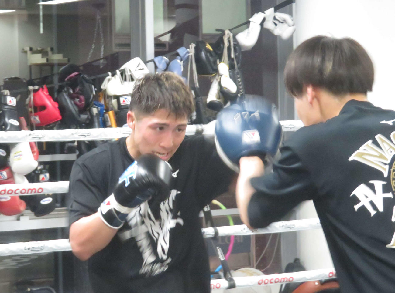 太田光亮トレーナー（右）と激しいミット打ちを続ける4団体統一スーパーバンタム級王者井上尚弥