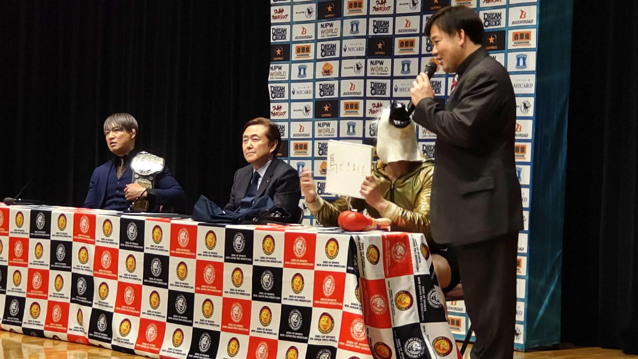 馬マスクをかぶり、筆談で「馬できました」と書くYOHに、SHO（右端）もあきれ顔