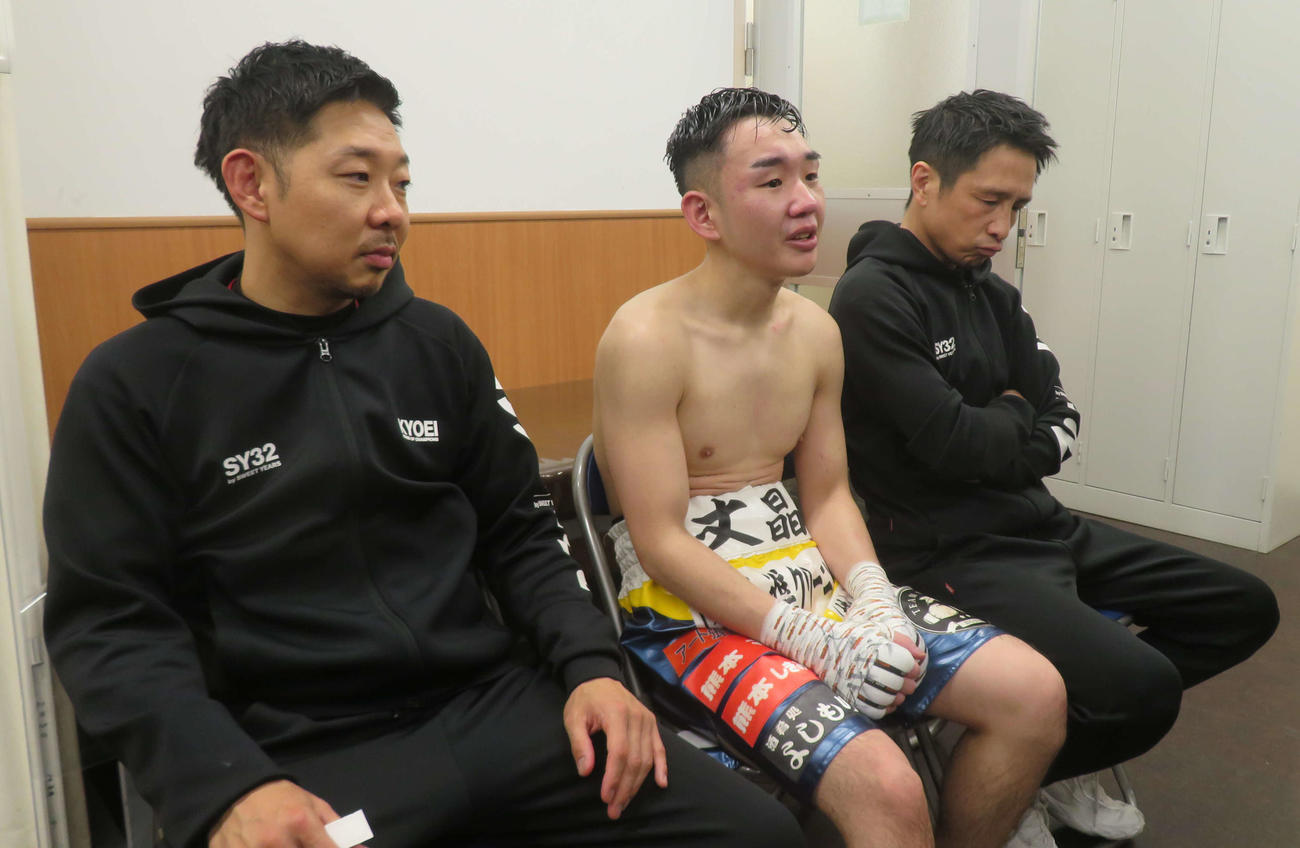 再起2戦目で勝利し、試合を振り返る前日本フライ級王者永田丈晶（中央）、所属ジムの内田洋二トレーナー（左）と瀬藤幹人会長