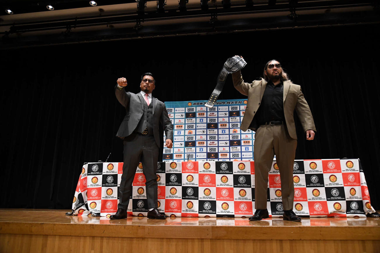 NEVER無差別級王座戦を戦う挑戦者・鷹木信悟（左）と王者EVIL（写真提供・新日本プロレス）