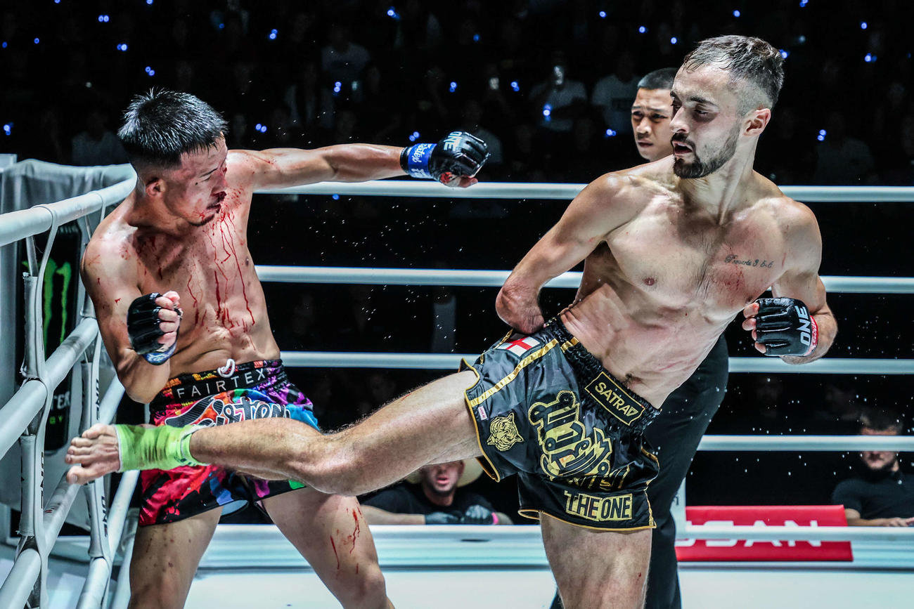 隻腕ムエタイ戦士のピーコック（右）は新城紘平に3－0判定勝ちした（写真提供ONE）