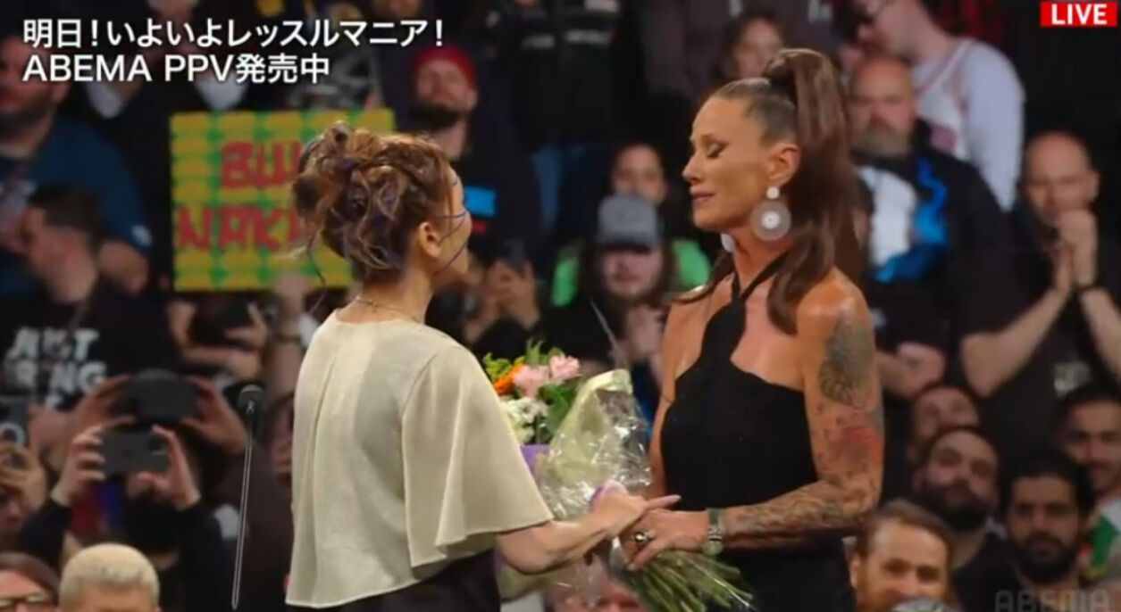WWF時代のライバル、メデューサことアランドラ・ブレイズ（右）から花束を受け取るブル中野（C）AbemaTV, Inc.
