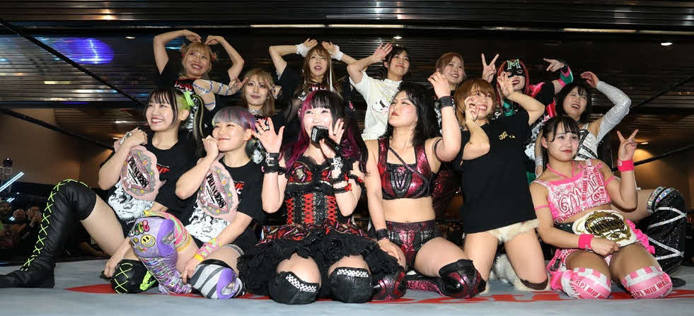東京女子プロレス　米国大会を終え、記念撮影に応じる東京女子プロレスの選手たち（東京女子プロレス提供）