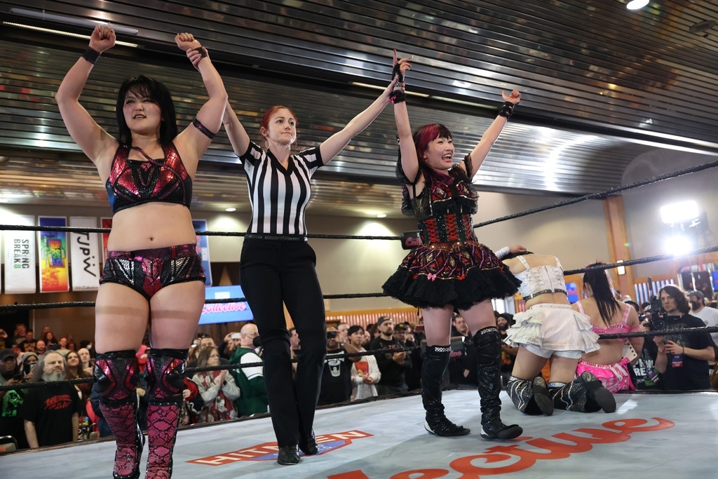 東京女子プロレス　タッグマッチで勝利し、勝ち名乗りを受ける山下実優（左）、伊藤麻希（東京女子プロレス提供）