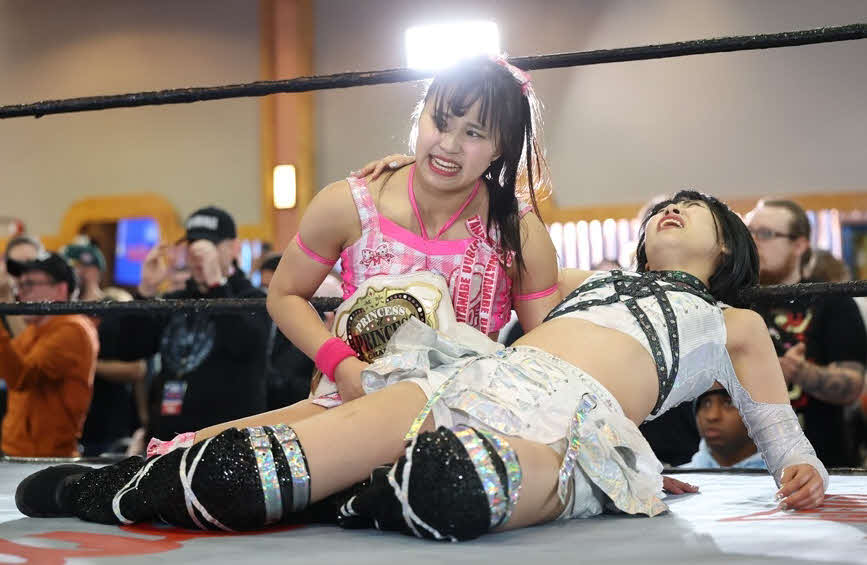 東京女子プロレス　タッグマッチに敗れ悔しい表情を見せる渡辺未詩（左）と辰巳リカ（東京女子プロレス提供）