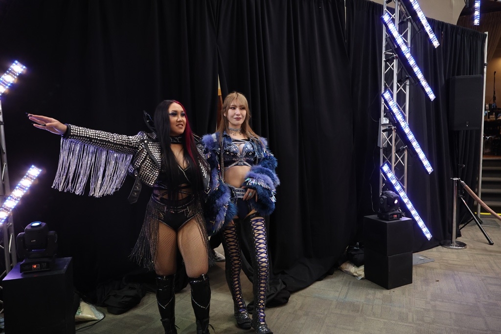 東京女子プロレス　ビバ・バン（左）と入場する上福ゆき（東京女子プロレス提供）