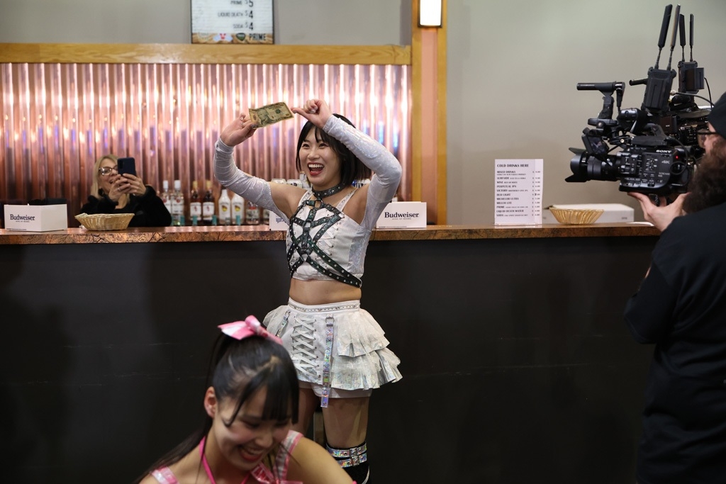 東京女子プロレス　紙幣を見つけてテンションが上がる辰巳リカ（東京女子プロレス提供）