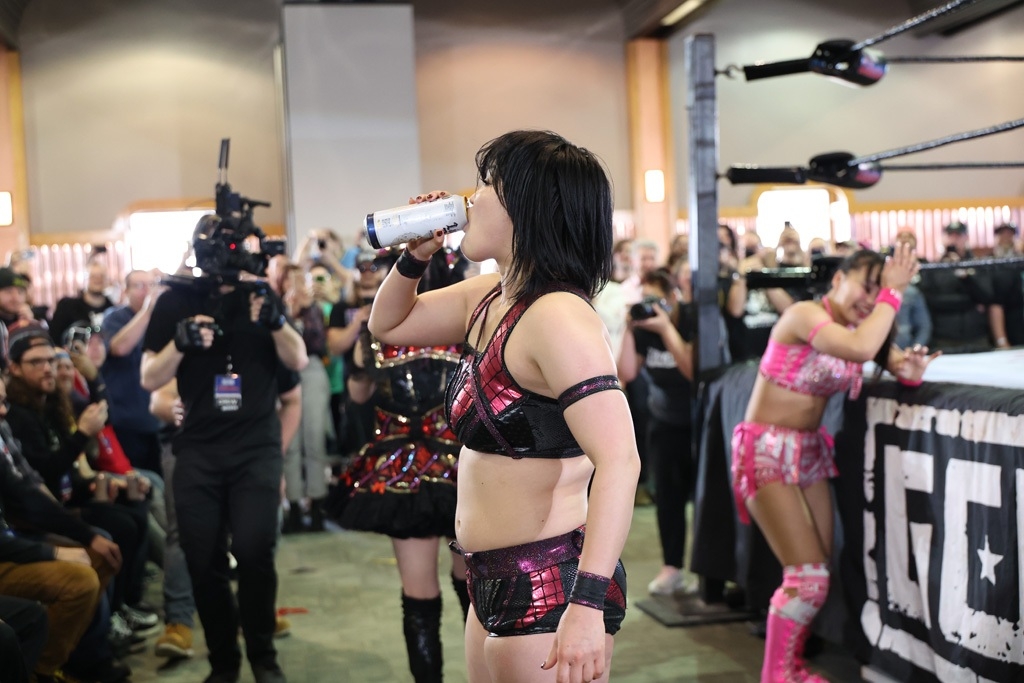 東京女子プロレス　缶ビールを飲む山下実優（東京女子プロレス提供）