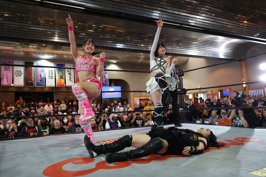 東京女子プロレス　「よっしゃいくぞー」のポーズの渡辺未詩（左）辰巳リカ（東京女子プロレス提供）