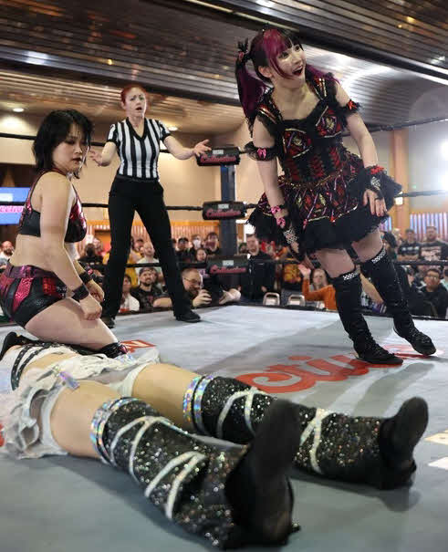 東京女子プロレス　辰巳リカにこけしを決める伊藤麻希。左は山下実優（東京女子プロレス提供）