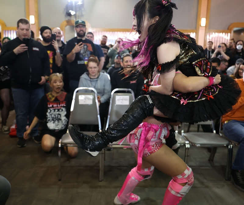 東京女子プロレス　伊藤麻希を抱え、場外で突進する渡辺未詩（東京女子プロレス提供）