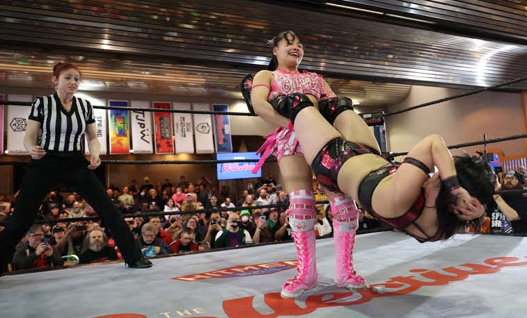 東京女子プロレス　山下実優にジャイアントスイングを決める渡辺未詩（東京女子プロレス提供）
