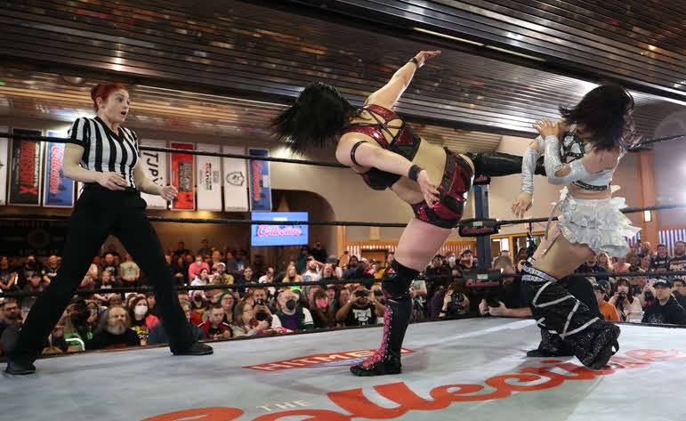 東京女子プロレス　辰巳リカにSkull Kickを決める山下実優（東京女子プロレス提供）