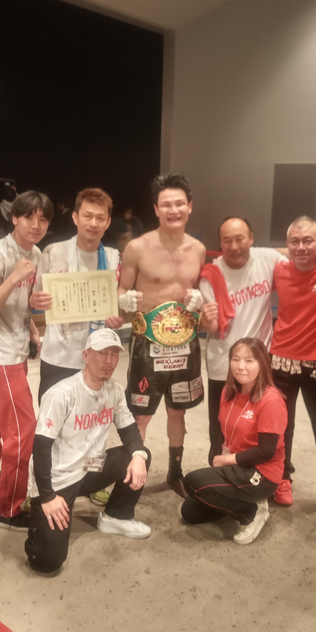 判定で東洋太平洋スーパーミドル級王座決定戦を制した46歳の野中と陣営(2024.4.6　堺市産業振興センター　撮影実藤健一)