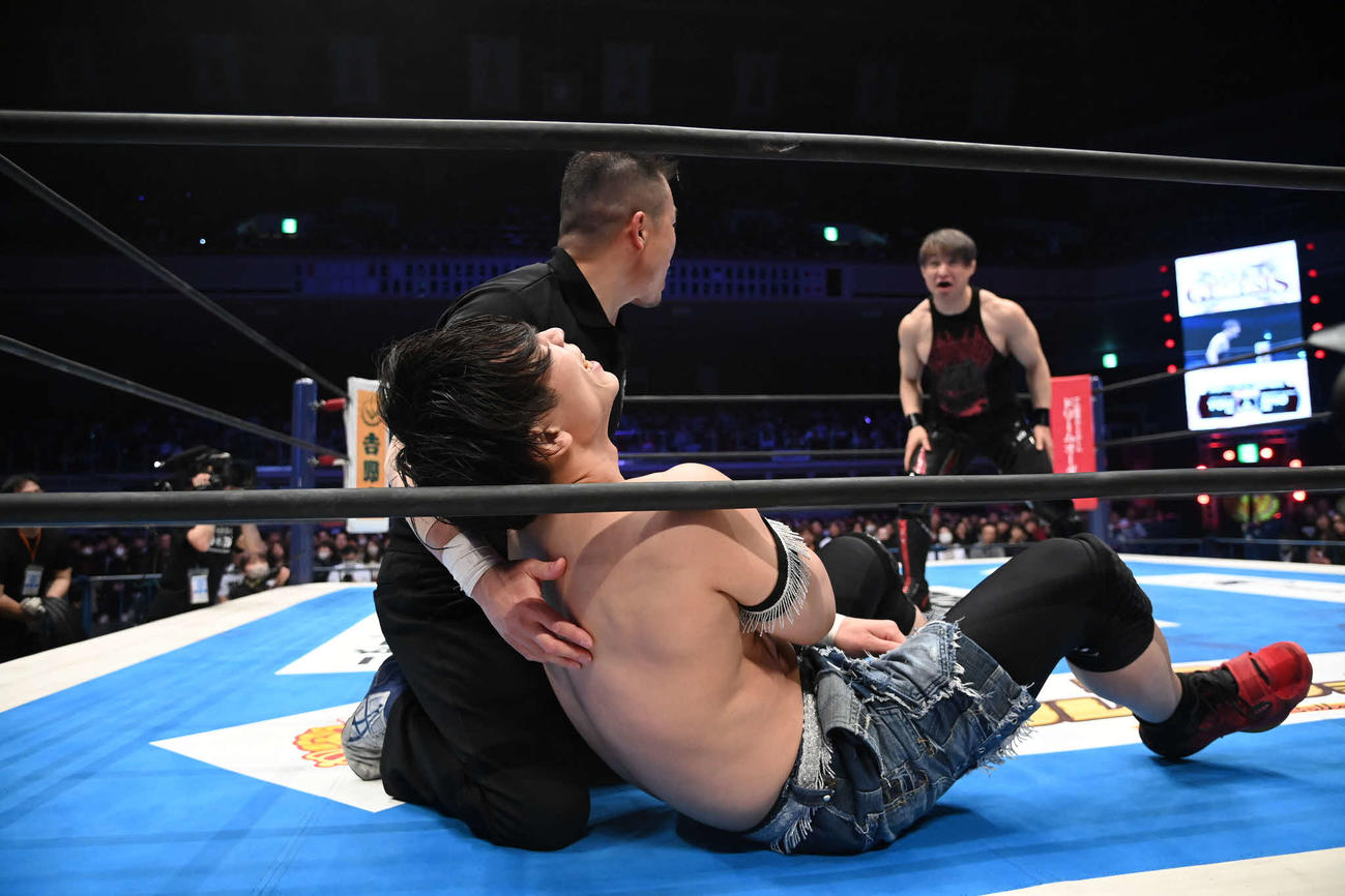 左肩を脱臼し苦悶（くもん）の表情を浮かべるYOHに悪態をつく王者SHO（写真提供・新日本プロレス）
