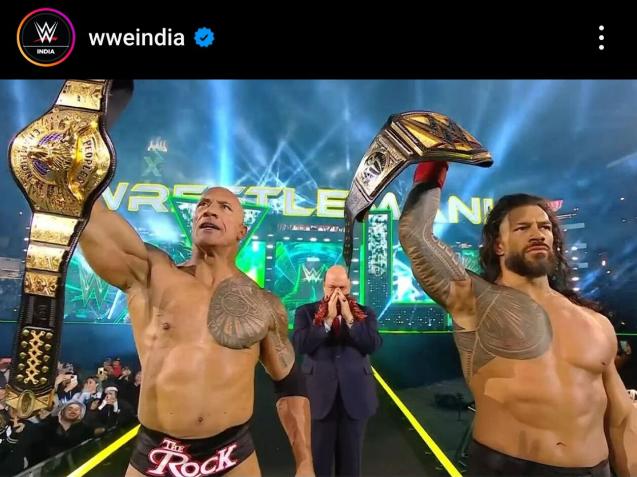 メインのタッグ戦に勝利したザ・ロック（左）とWWEヘビー級、ユニバーサル統一王者ローマン・レインズ（WWEインド公式インスタグラムから）
