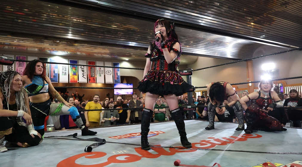 東京女子プロレス　勝利後マイクパフォーマンスをする伊藤麻希（東京女子プロレス提供）