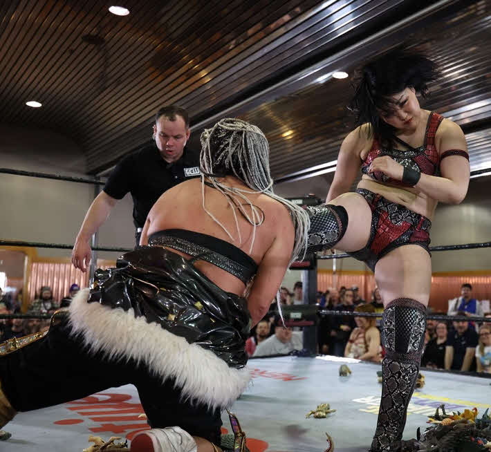 東京女子プロレス　山下りなに強烈な蹴りを見舞う山下実優（東京女子プロレス提供）