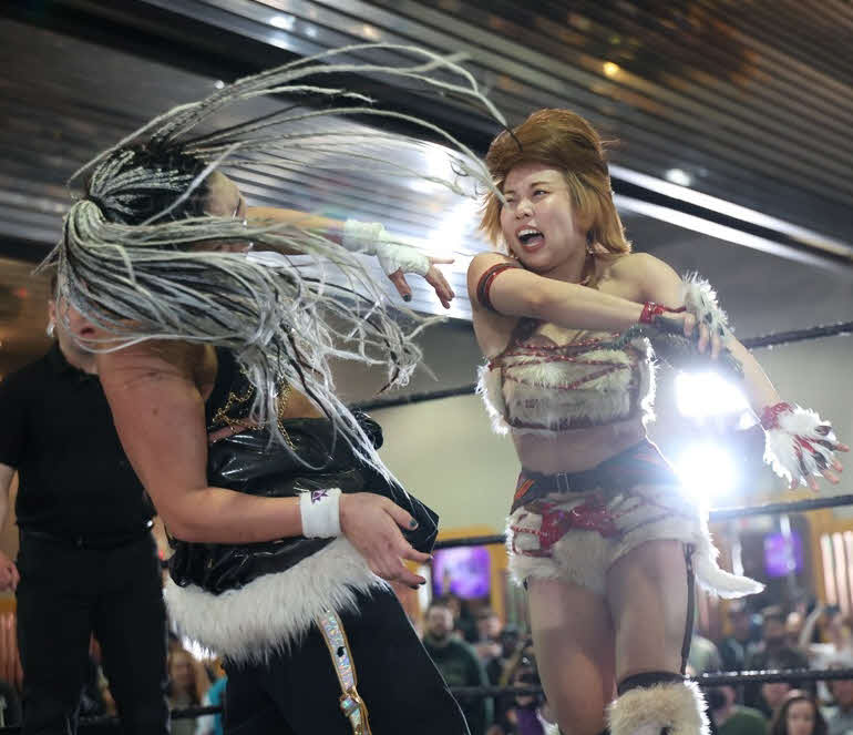 東京女子プロレス　山下りなを殴りつける中島翔子（東京女子プロレス提供）