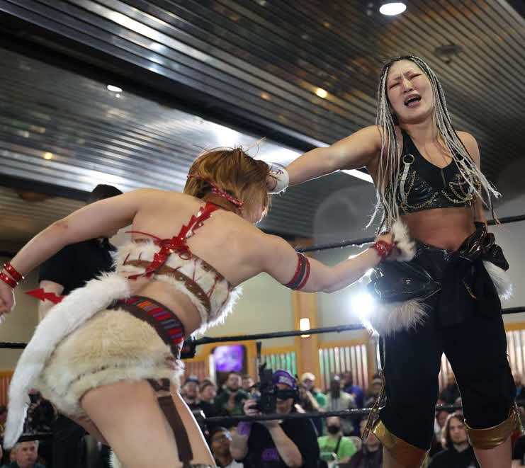 東京女子プロレス　中島翔子の頭を押さえつける山下りな（東京女子プロレス提供）
