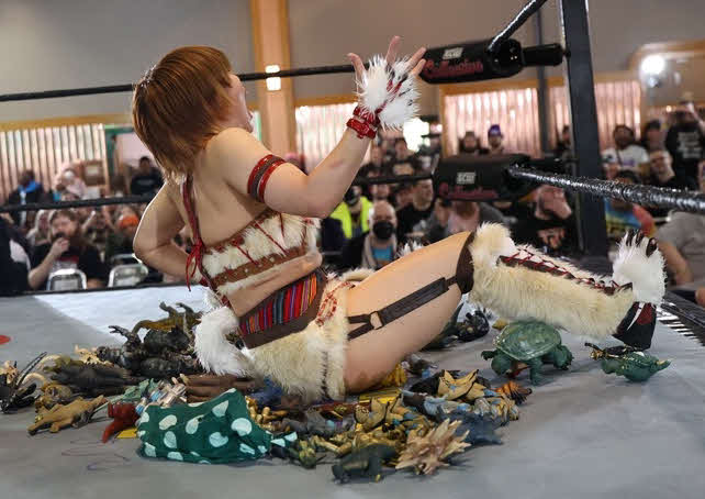 東京女子プロレス　怪獣のフィギュアの上にたたきつけられる中島翔子（東京女子プロレス提供）