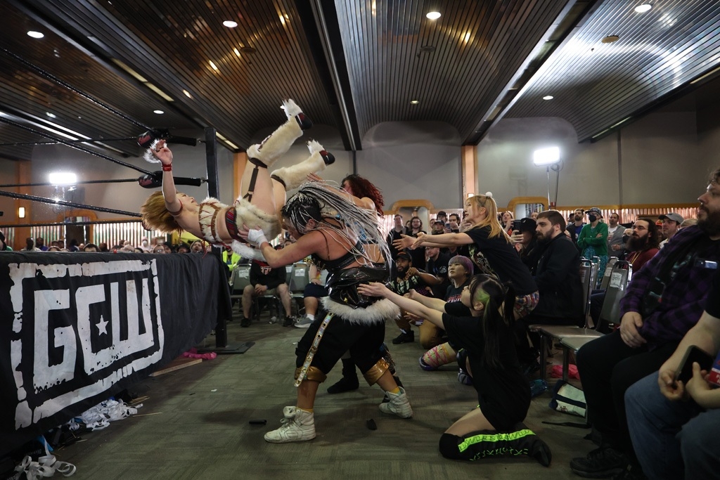 東京女子プロレス　場外に飛ぶ中島翔子（東京女子プロレス提供）