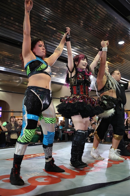 東京女子プロレス　勝利し勝ち名乗りを受ける左から、マーシャ・スラモビッチ、伊藤麻希、山下りな（東京女子プロレス提供）