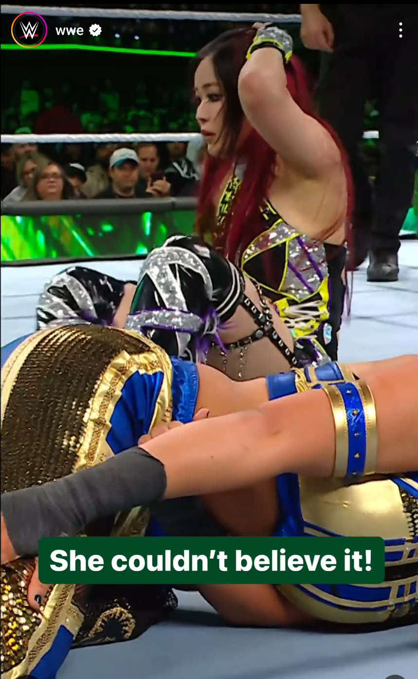 ムーンサルトを決めた後、ベイリーにフォールを返されてぼう然とするWWE女子王者イヨ・スカイ（WWE公式インスタグラムから）