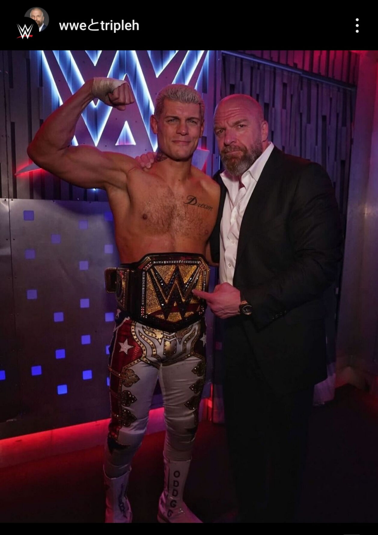 WWE現場責任者のトリプルH（右）にWWEヘビー級、ユニバーサル統一王座獲得を祝福される新王者コーディ・ローデス（WWE公式インスタグラムから）