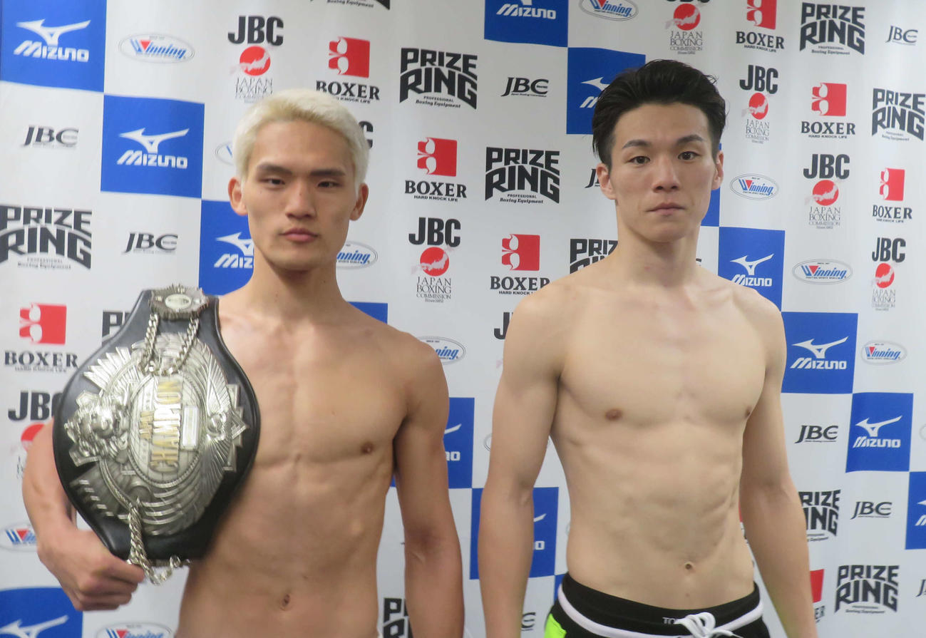 日本スーパーライト級タイトルマッチの前日計量をパスした王者藤田（左）と挑戦者の同級1位李