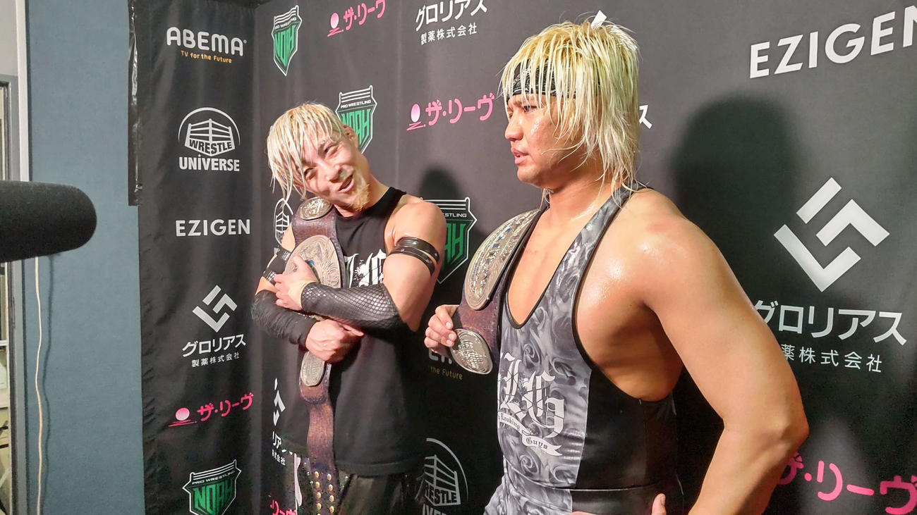 ヤンキー二丁拳銃を倒してGHCジュニアヘビー級タッグ5度目の防衛を果たしたYO－HEY（左）とタダスケ