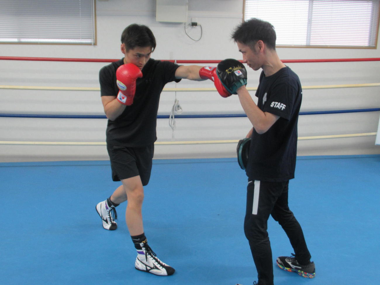 世界初挑戦の西田（左）は武市トレーナーを相手にミット打ち（2024・4・9　六島ジム　撮影・実藤健一）