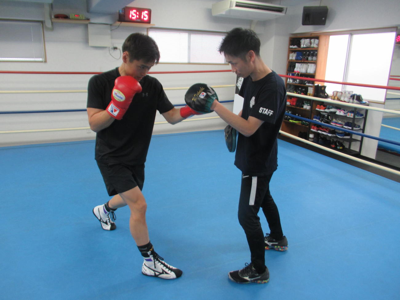 世界初挑戦の西田（左）は武市トレーナーを相手にミット打ち（2024・4・9　六島ジム　撮影・実藤健一）
