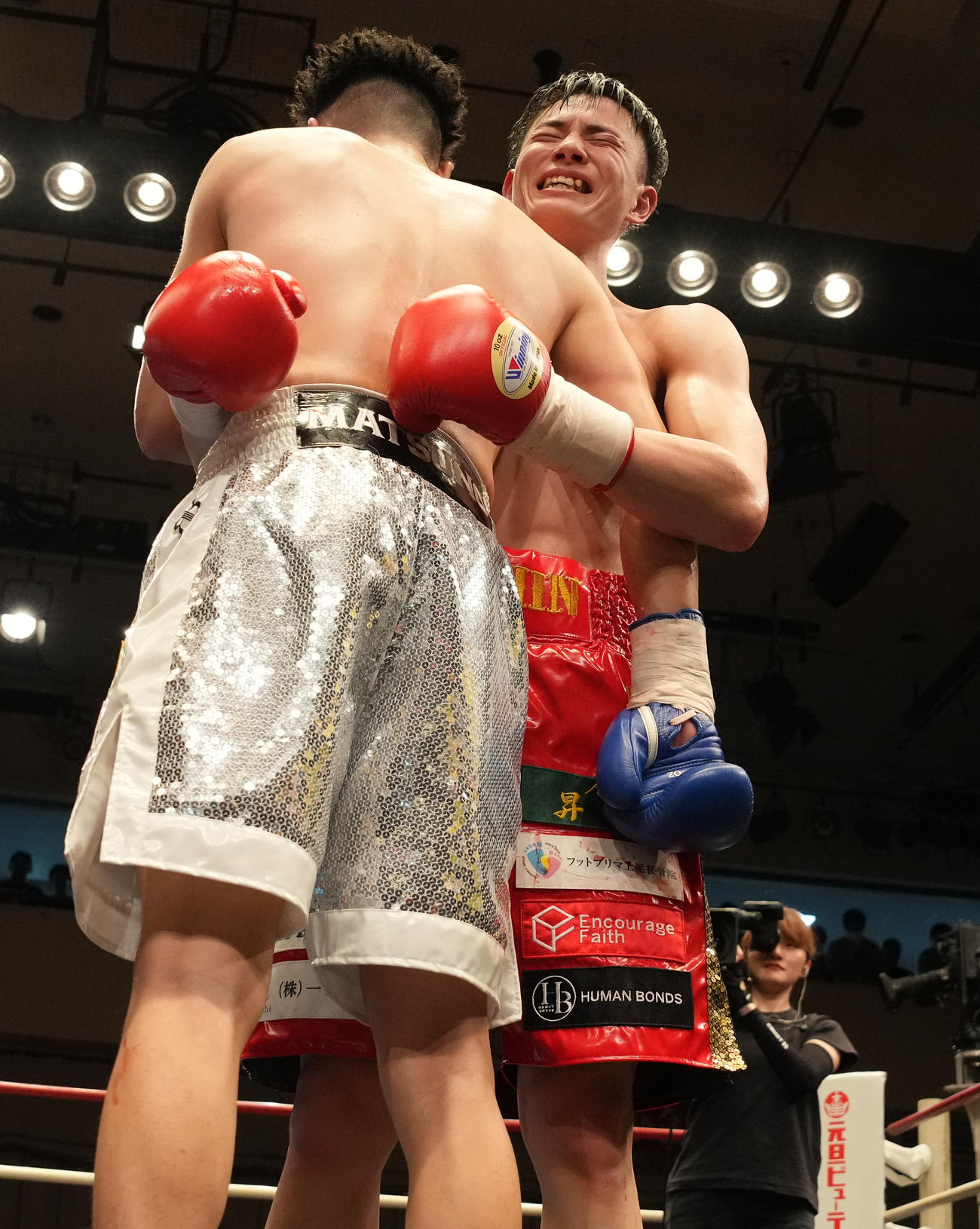 判定勝ちした磯谷（右）は松野と健闘をたたえ合う（撮影・鈴木みどり）
