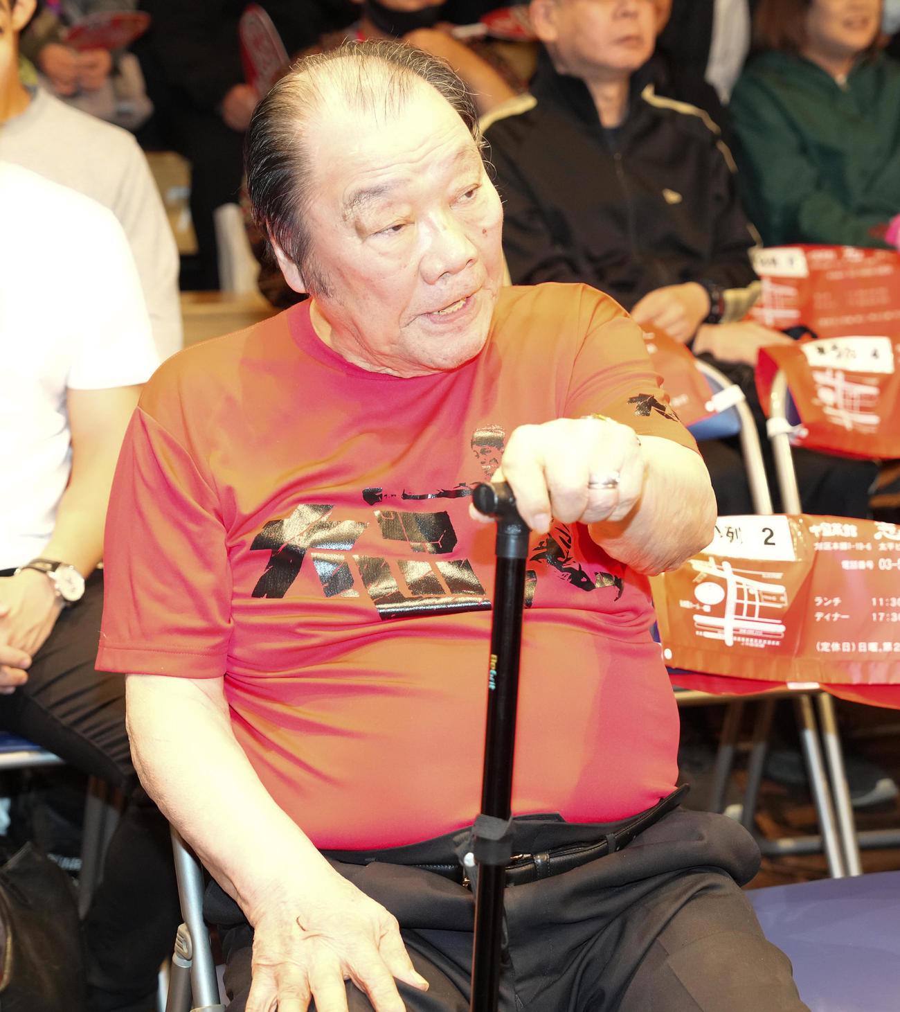 孫磯谷の勝利を見届けた輪島功一氏（撮影・鈴木みどり）