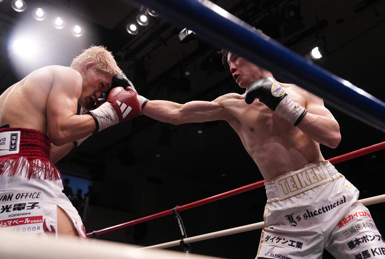 6回、藤田（左）を攻める李（撮影・鈴木みどり）