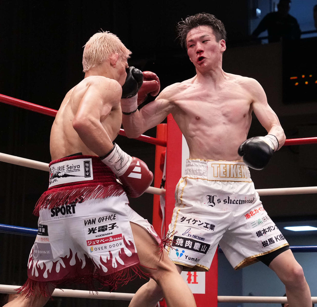 6回、藤田（左）の顔面にパンチを見舞う李（撮影・鈴木みどり）