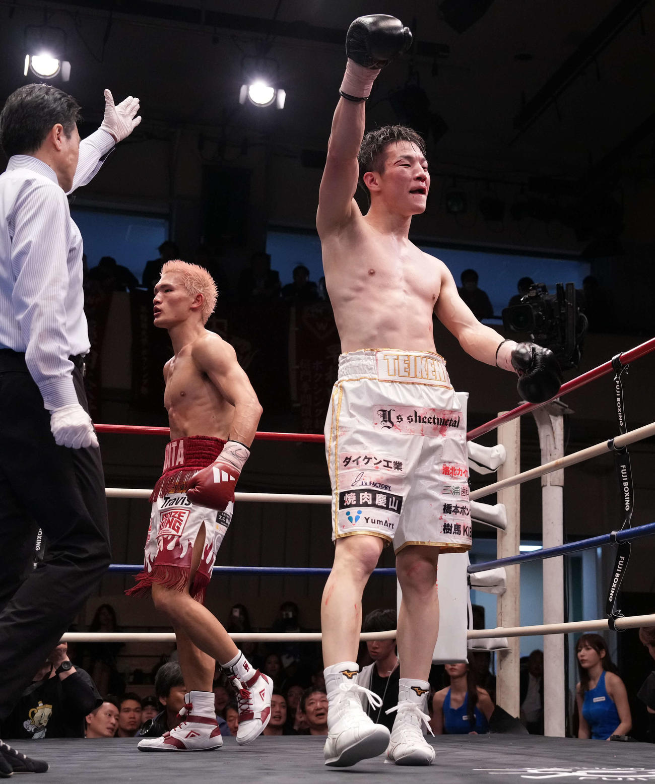 10回を終え、勝ちを確信したようにガッツポーズする李。中央は藤田（撮影・鈴木みどり）