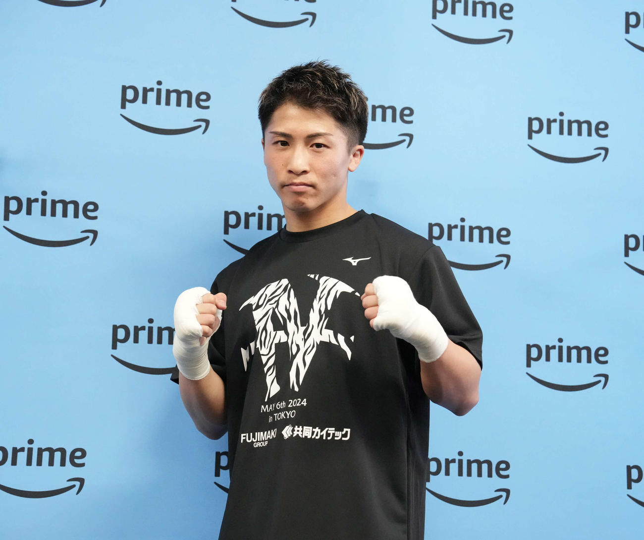 公開練習前の会見でホワイトタイガーをイメージしたTシャツ姿でファイティングポーズする井上尚（撮影・小沢裕）
