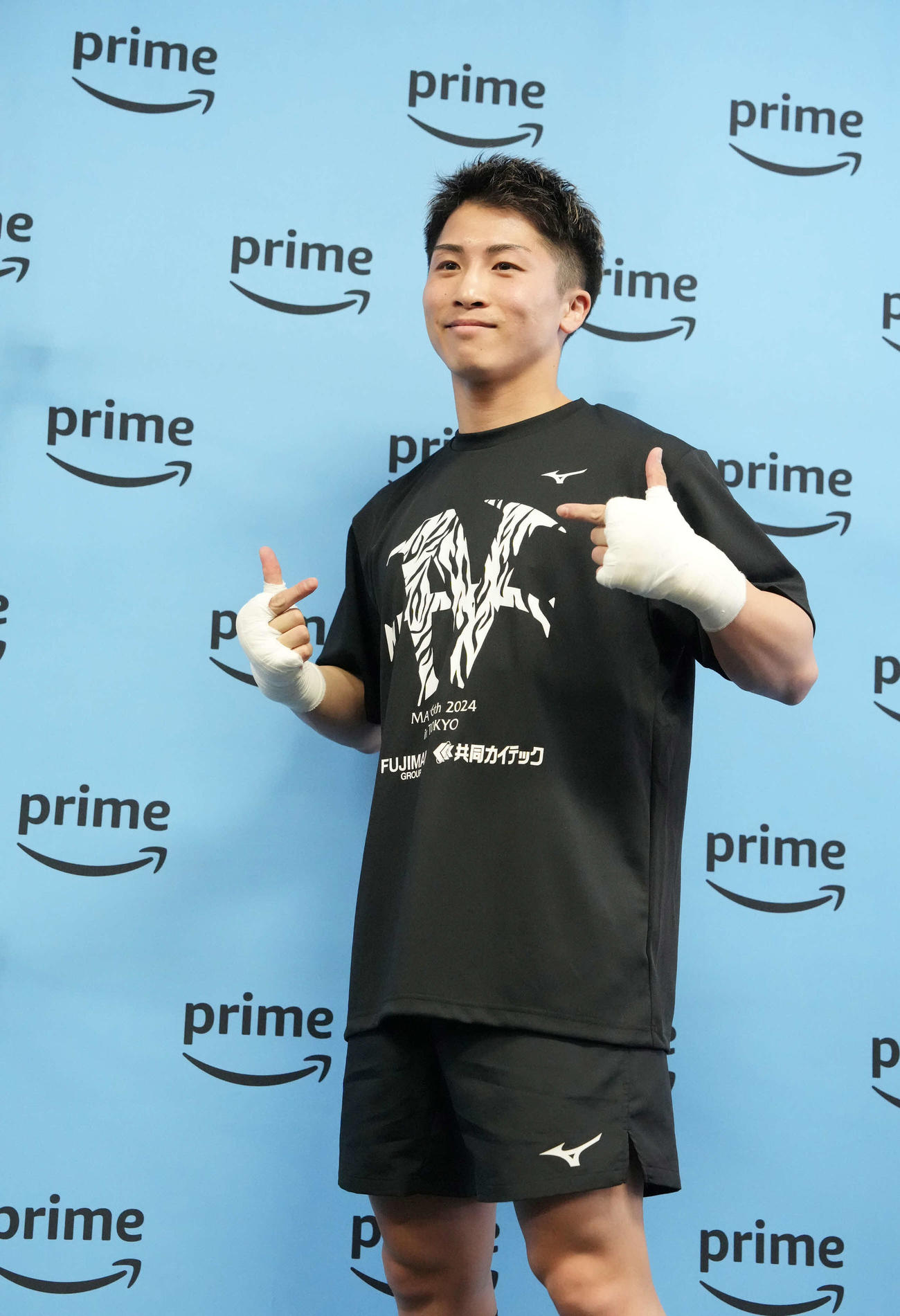 公開練習前の会見でホワイトタイガーをイメージしたTシャツを披露する井上尚（撮影・小沢裕）