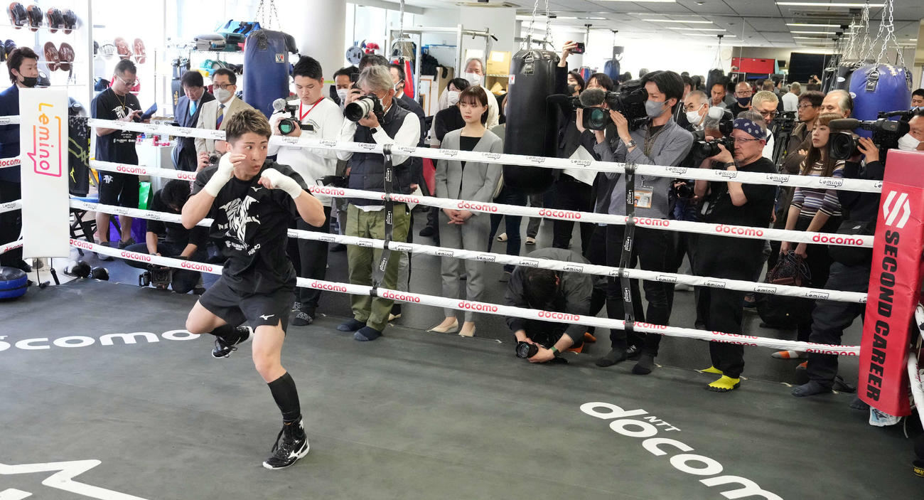公開練習で詰めかけた大勢の報道陣にシャドーボクシングを披露する井上尚（撮影・小沢裕）