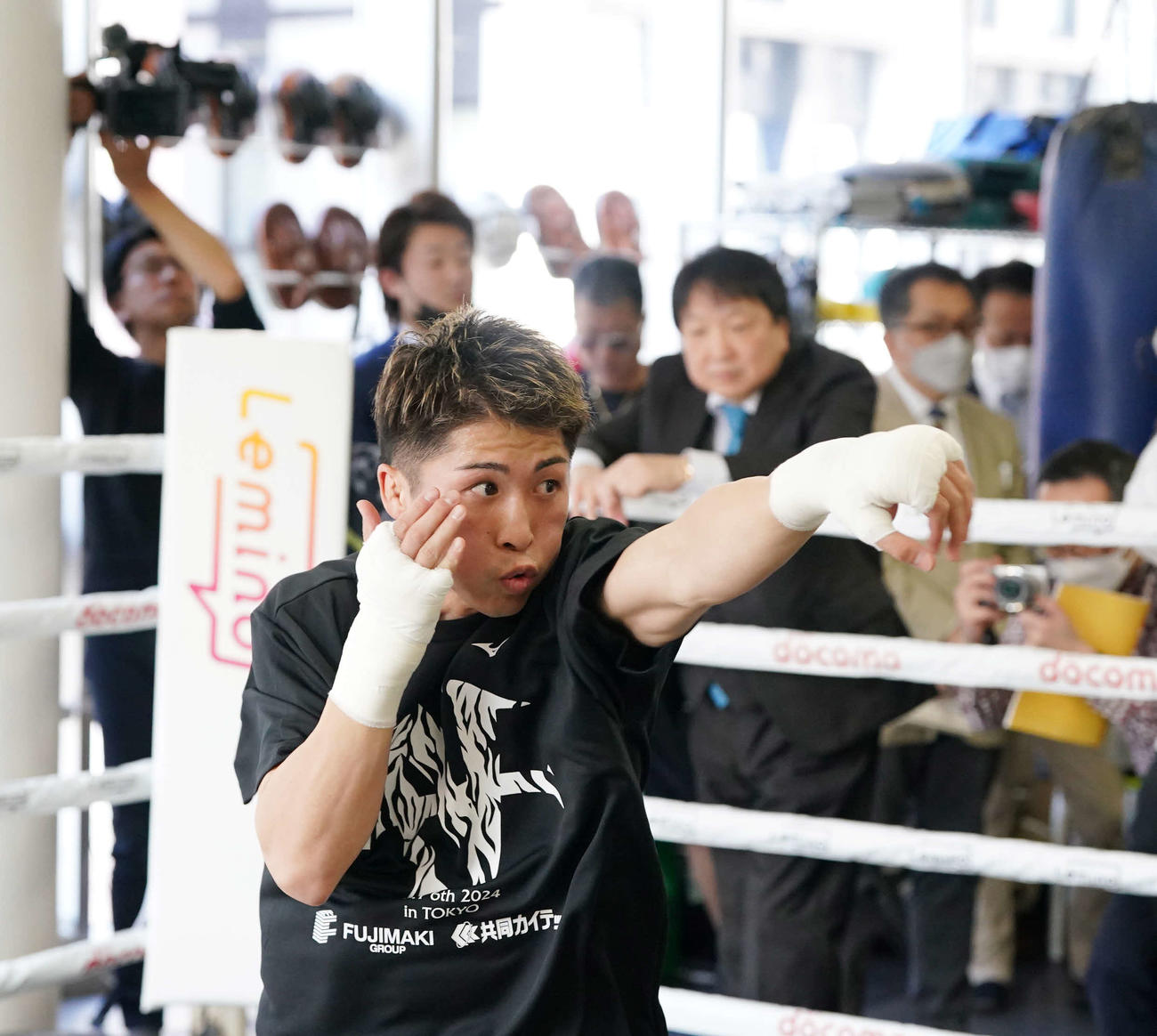 公開練習でシャドーボクシングを披露する井上尚。中央後方は大橋会長（撮影・小沢裕）