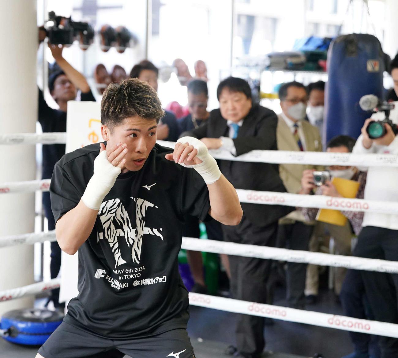 公開練習でシャドーボクシングを披露する井上尚。中央後方は大橋会長（撮影・小沢裕）