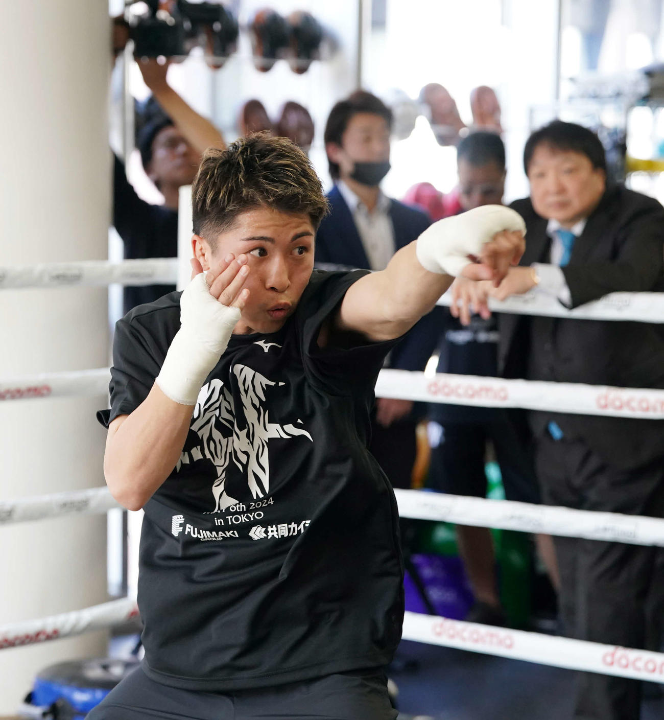 公開練習でシャドーボクシングを披露する井上尚。後方右は大橋会長（撮影・小沢裕）