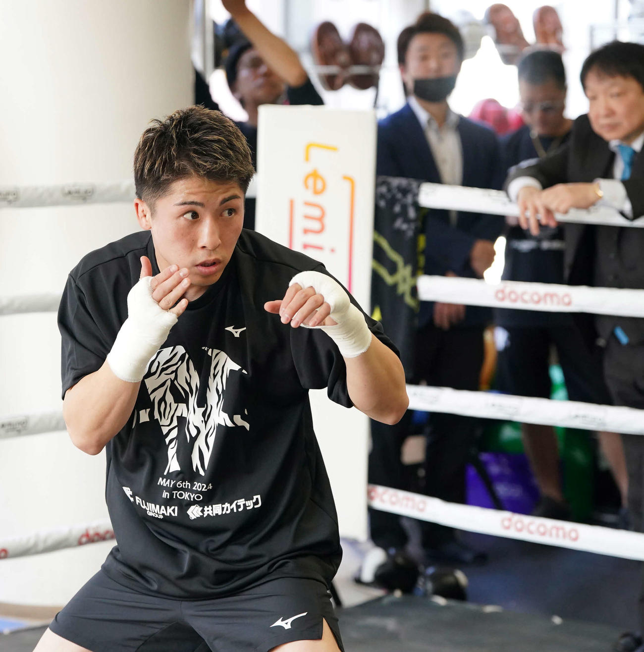 公開練習でシャドーボクシングを披露する井上尚。後方右端は大橋会長（撮影・小沢裕）